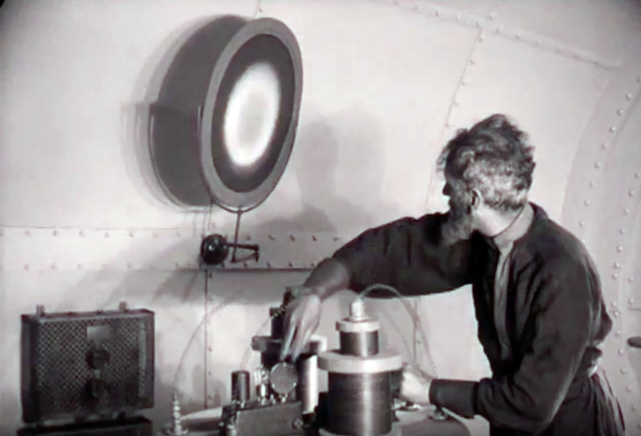 A demonstration of television in the service of explaining the popular physics of relativity, in Hanns Walter Kornblum’s Wunder der Schöpfung (Our Heavenly Bodies, 1926).