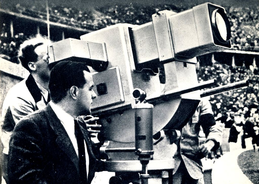 At the 1936 Summer Olympics, cameraman Walter Bruch takes aim with the “Olympia-Kanone.” Source: Telefunken-Bild / WikiCommons
