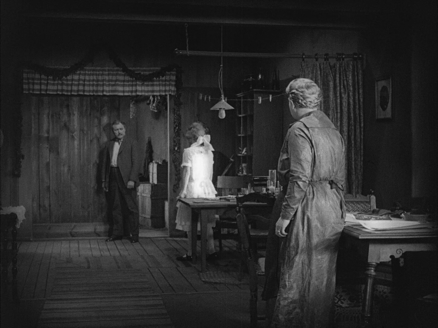 A static tableau as the parentage is revealed in Das Haus der Lüge.