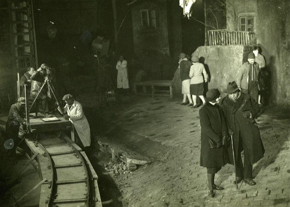 Filming in the Melchiorgasse sets at the Staaken studio.